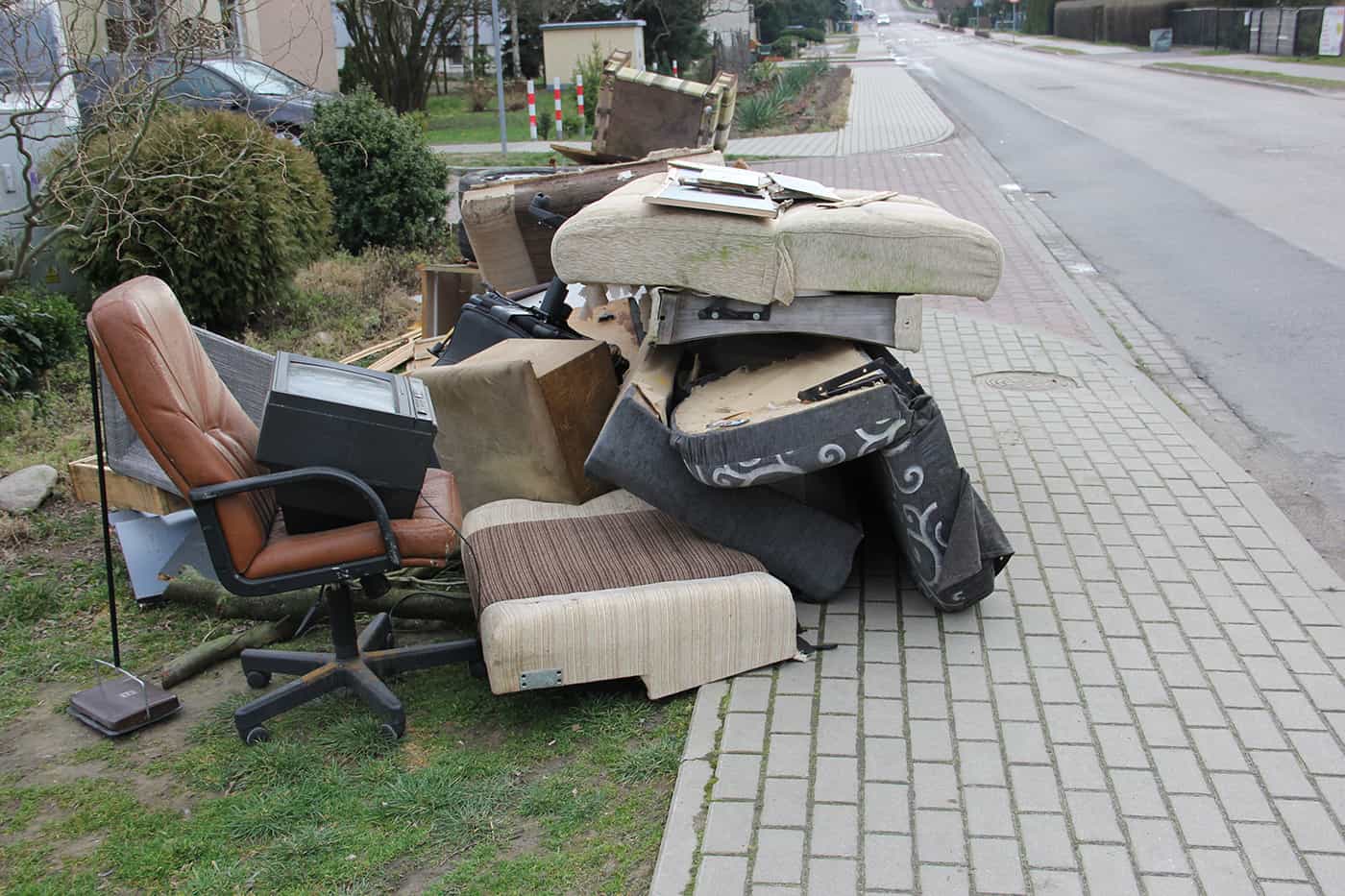 old furniture takeaway  by Kennesaw junk removal